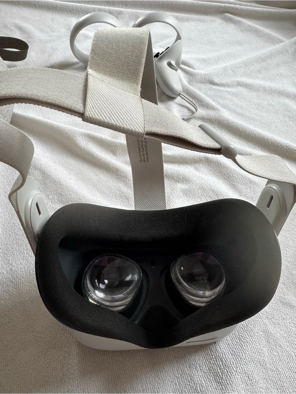 Quest 2 White VR Headset with Carrying Case